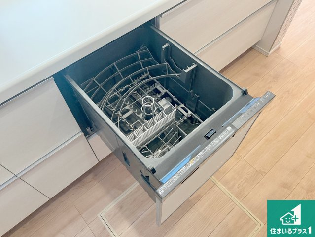 加古川市尾上町長田　新築一戸建ての設備|食事後の一仕事、食器洗いをボタン一つでお任せできちゃいます！場所を取らないビルトイン式なので、お料理スペースもしっかり確保！