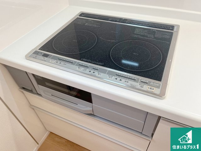 加古川市尾上町長田　新築一戸建ての設備|火を使わないので、安心なＩＨコンロ！でこぼこが無い構造なので、掃除もしやすく清潔に保てます！