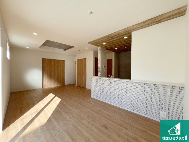加古川市尾上町長田　新築一戸建ての居間・リビング|日当たり良好の明るいリビングで朝の目覚めもスッキリできそう！対面キッチンでご家族のコミュニケーションも自然と増える設計！小さなお子様が遊ぶスペースを作っても広々とくつろげるLDK！