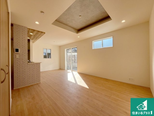 加古川市尾上町長田　新築一戸建ての居間・リビング|シンプルなリビングは、観葉植物等のインテリアを楽しめますね！パパ好みにも、ママ好みにも家具次第で雰囲気を変えることができます！