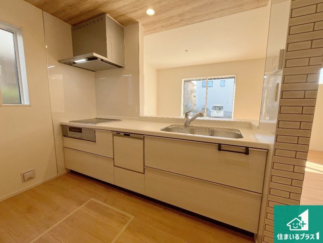 加古川市尾上町長田　新築一戸建てのキッチン|リビングと統一感があり、使い勝手のいいキッチン。広々としているので、二人並んで作業が出来ちゃいます。お子様と一緒に色々なお料理に挑戦できるスペースがあります。