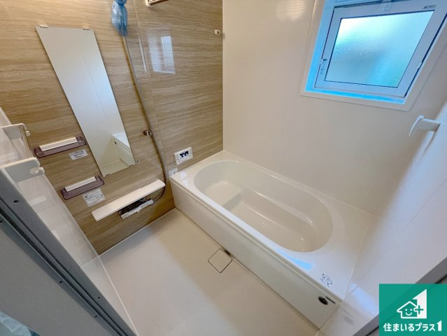 加古川市尾上町長田　新築一戸建ての浴室|足をゆったり伸ばして寛げる浴槽です。窓が設けられていますので差し込む光が明るく穏やかな雰囲気にしてくれます♪浴室乾燥機も設置しているので、雨の日の洗濯物も安心です♪