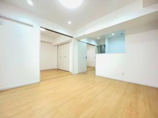  | 明るい陽光の射し込むリビング… 