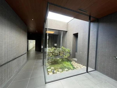  | 各所に吹抜けや植栽などが施さ… 