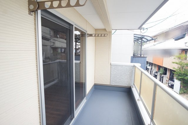 【バルコニー】 | 東大阪市花園西町1丁目 | バルコニーは2階と3階にあります☆ともに塗装済み☆こちらは2階のワイドバルコニー☆スロップシンク付きです☆