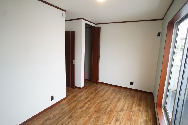 【子供部屋】 | 東大阪市花園西町1丁目 | 【3階：洋室5帖】バルコニーに面したお部屋☆ローゼット完備です♪