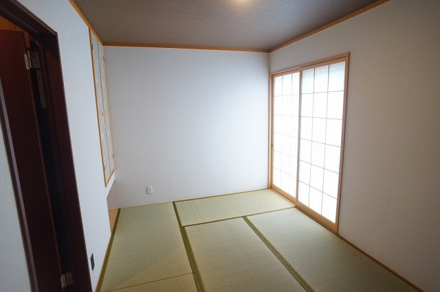 【内装】 | 東大阪市花園西町1丁目 | 【1階：和室6帖】畳表替え、障子貼替え済みです☆