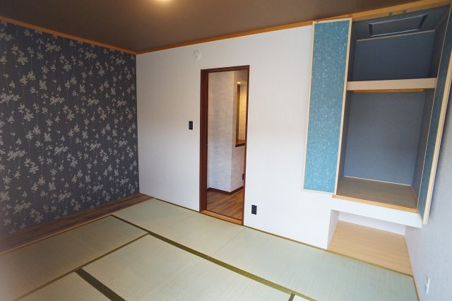 【内装】 | 東大阪市花園西町1丁目 | 【1階：和室6帖】押し入れ完備です♪