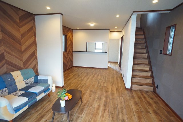 【居間・リビング】 | 東大阪市花園西町1丁目 | 【LDK：17帖】クロス貼替え、床フロアタイル・CF張替え、ダウンライト新設、ハウスクリーニング済みです☆