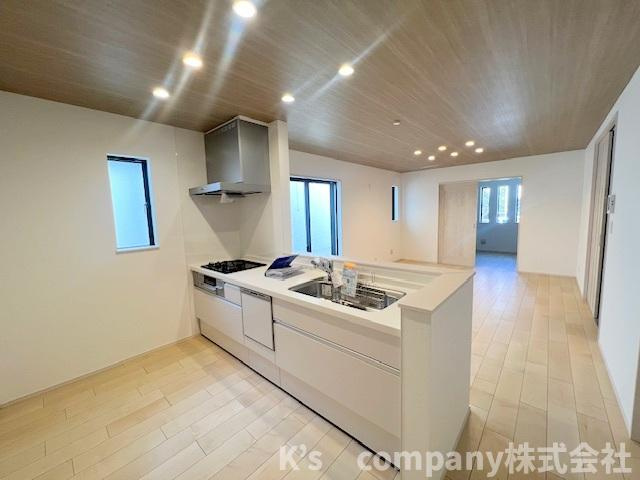 藤沢市辻堂元町2丁目　新築戸建　A号棟のキッチン|小さなお子様のいるご家庭はお子様を見守りながらお料理ができる対面キッチン♪