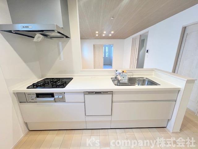 藤沢市辻堂元町2丁目　新築戸建　A号棟のキッチン|爽やかな色合いのシステムキッチン♪お料理時間が楽しくなります☆