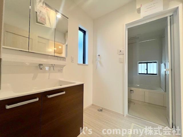 藤沢市辻堂元町2丁目　新築戸建　A号棟の独立洗面台|三面鏡の内側には小物収納が充実している独立洗面台◇隣に洗濯機スペース♪