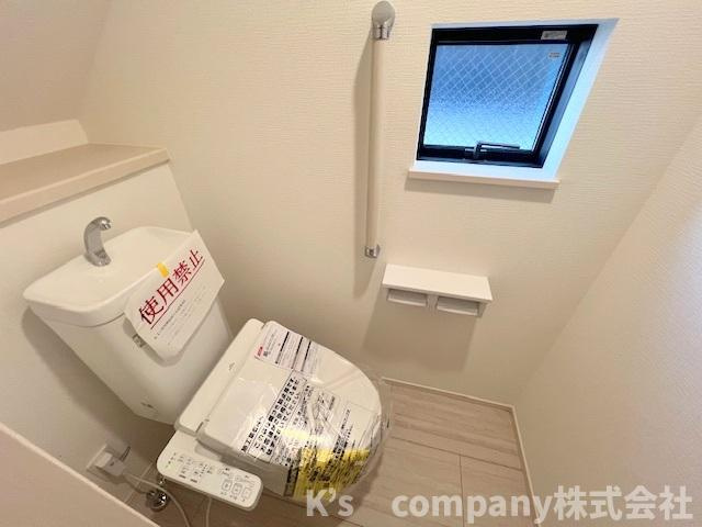 藤沢市辻堂元町2丁目　新築戸建　A号棟のトイレ|換気のしやすい窓付きのトイレ◇