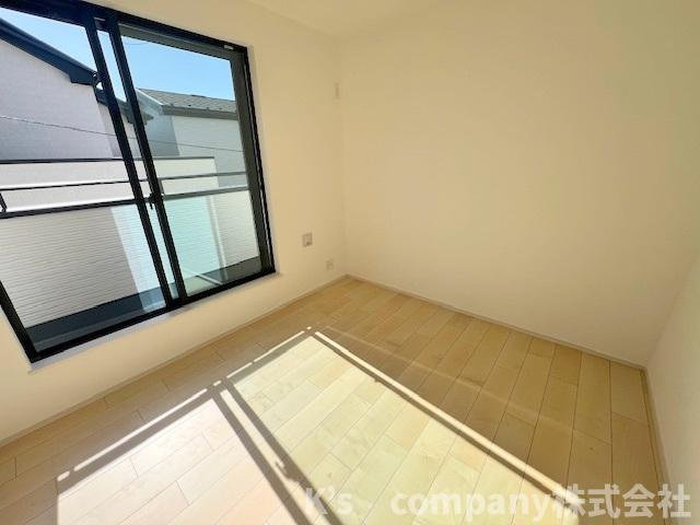 藤沢市辻堂元町2丁目　新築戸建　A号棟の洋室|バルコニーに出入りできる洋室5.2帖◇