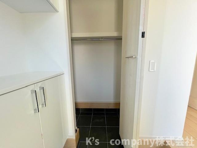 藤沢市辻堂元町2丁目　新築戸建　A号棟の収納|玄関横にある土間収納◇ベビーカーやアウトドア用品の保管にも便利なスペース◇