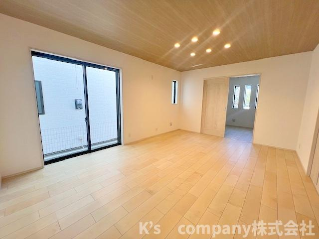 藤沢市辻堂元町2丁目　新築戸建　A号棟の居間・リビング|リビングゆったりとした広さの16帖◇明るい日差しが差し込みます◇