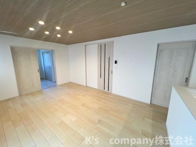 藤沢市辻堂元町2丁目　新築戸建　A号棟の居間・リビング|リビングに隣接して洋室4.5帖が奥側に見えます◇