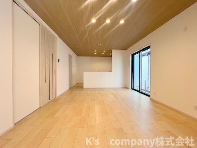 藤沢市辻堂元町2丁目　新築戸建　A号棟の居間・リビング|正面にはご家族とのコミュニケーションを取りながらお料理ができるカウンターキッチン☆