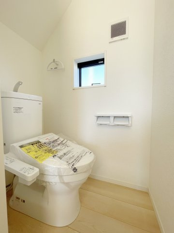 新築戸建・新築建売　矢吹町八幡町第24　善郷小・矢吹中の玄関|玄関収納は上段までたっぷり収納可能！玄関周りをすっきり♪