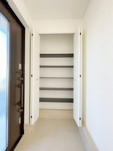新築戸建・新築建売　矢吹町八幡町第24　善郷小・矢吹中の収納|階段近くの収納は家族のアウターなどの収納にも便利です！