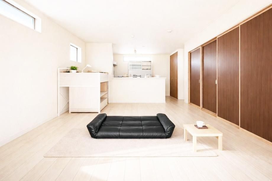 さいたま市緑区宮本2丁目　中古戸建　の居間・リビング|約16.5畳のLDKで家具配置がしやすい広さです。※一部CG加工されております