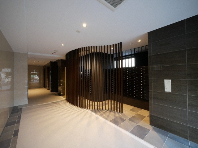 セレニテ難波プリエのロビー