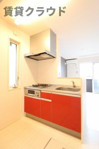 M.A.D　IIのキッチン|赤いキッチンがおしゃれで窓があるのもうれしいですね！