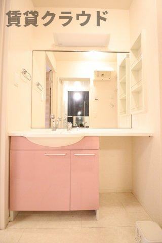 M.A.D　IIのキッチン|椅子をしまえてメイクも出来る大きな洗面台！