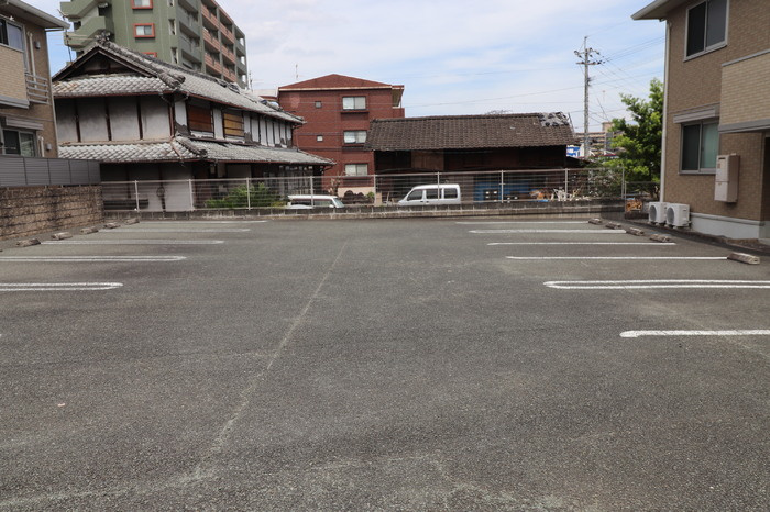 グランドソレイユ（山室）　B棟の駐車場