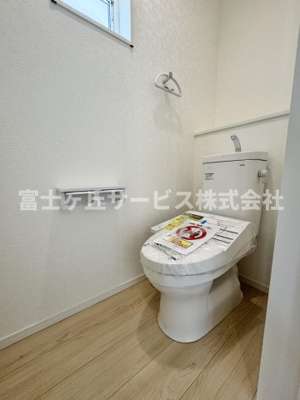 【トイレ】 | 静岡市清水区押切 7期 新築一戸建て | 1Fトイレです
2Fにも同タイプのトイレがあります