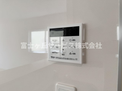 【発電・温水設備】 | 静岡市清水区押切 7期 新築一戸建て | リビングからも操作ができて便利です