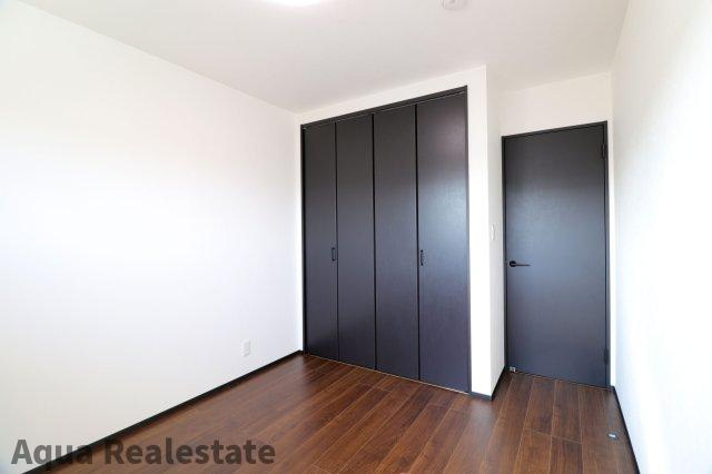 高松市多肥上町の中古一戸建の洋室|落ち着いた色調の洋室です