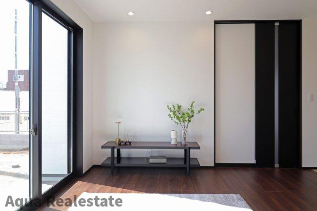 高松市多肥上町の中古一戸建の居間・リビング|ゆったりとした居間です