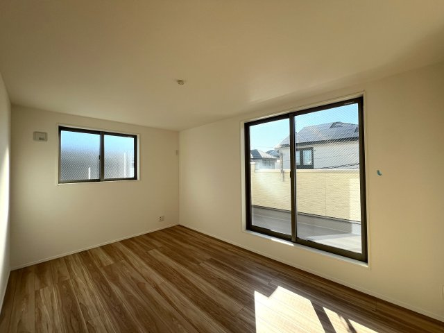 永田山王台の王に俺はなる！！【永田山王台 新築戸建】の洋室|明るい洋室です