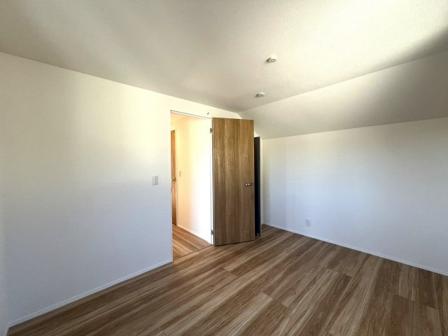 永田山王台の王に俺はなる！！【永田山王台 新築戸建】の洋室|明るい洋室です