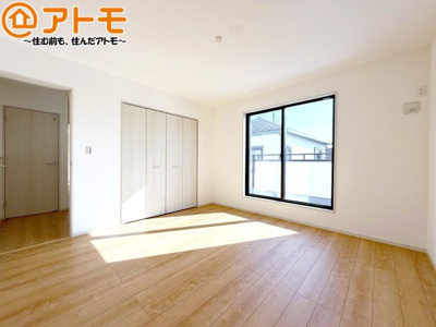 【寝室】 | 葵区与一4丁目　新築戸建　2号棟 | バルコニーに面したお部屋なので、布団などの大きなものも楽々干せます♪