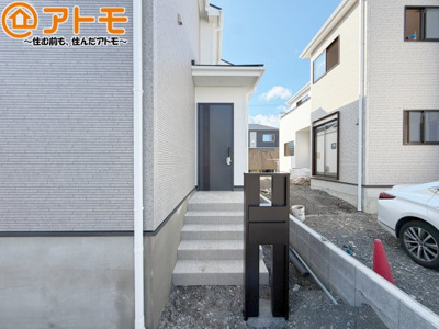 【玄関】 | 葵区与一4丁目　新築戸建　2号棟 | 落ち着いた色合いの玄関はダブルロックで防犯性に優れた仕様になっています♪