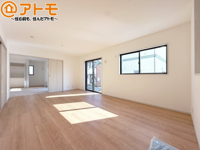 【居間・リビング】 | 葵区与一4丁目　新築戸建　2号棟 | 日当たりのよいリビングは、一年を通してぽかぽかとしています。家族が自然と集まる空間になりそうですね♪