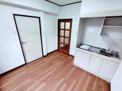 【居間・リビング】 | 中西フラット | こちらの居間で趣味の時間をお楽しみください