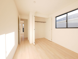 【洋室】 | 甲斐市西八幡 オール電化新築戸建 全2棟 1号棟 車並列3台 | 2階西側洋室5.7帖