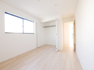 【洋室】 | 甲斐市西八幡 オール電化新築戸建 全2棟 1号棟 車並列3台 | 2階東側洋室5.7帖