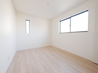 【洋室】 | 甲斐市西八幡 オール電化新築戸建 全2棟 1号棟 車並列3台 | 2階東側洋室5.7帖