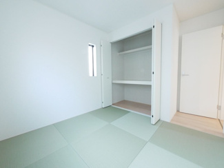 【和室】 | 甲斐市西八幡 オール電化新築戸建 全2棟 1号棟 車並列3台 | 来客時にも安心。家族以外の利用にも柔軟に対応可能な1階5帖和室