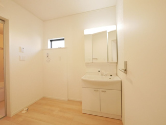【独立洗面台】 | 甲斐市西八幡 オール電化新築戸建 全2棟 1号棟 車並列3台 | 広めの洗面室。朝の支度が混み合う時間でも家族でゆったり使えます