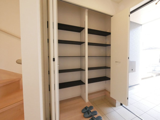 【収納】 | 甲斐市西八幡 オール電化新築戸建 全2棟 1号棟 車並列3台 | 大きな玄関収納