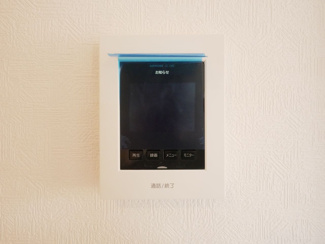 【セキュリティ】 | 甲斐市西八幡 オール電化新築戸建 全2棟 1号棟 車並列3台 | 来訪者が一目瞭然　モニター付きインターフォン