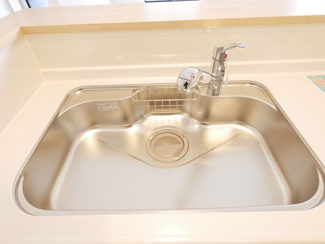 【キッチン】 | 甲斐市西八幡 オール電化新築戸建 全2棟 1号棟 車並列3台 | 浄水器一体型水栓付きのシンク