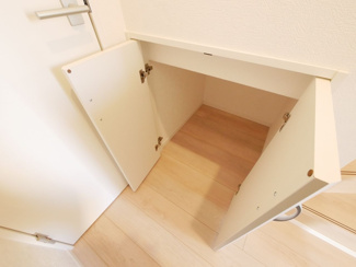 【収納】 | 甲斐市西八幡 オール電化新築戸建 全2棟 1号棟 車並列3台 | 階段下収納