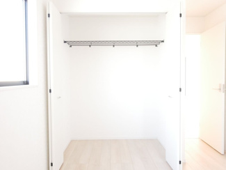 【収納】 | 甲斐市西八幡 オール電化新築戸建 全2棟 1号棟 車並列3台 | 2階東側洋室のクローゼット