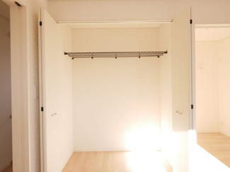 【収納】 | 甲斐市西八幡 オール電化新築戸建 全2棟 1号棟 車並列3台 | 2階8帖主寝室のクローゼット